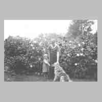 042-0007 Tante Rosa Rims mit der kleinen Ursula Stadie und dem Hofhund -Achtung- im Blumengarten.jpg